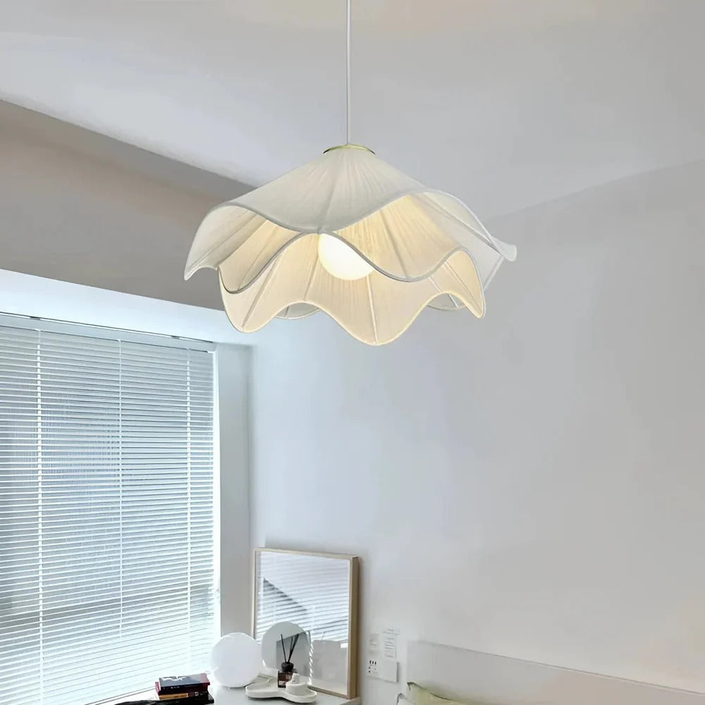 Illuminez votre intérieur avec la suspension LED en forme de fleur en tissu blanc