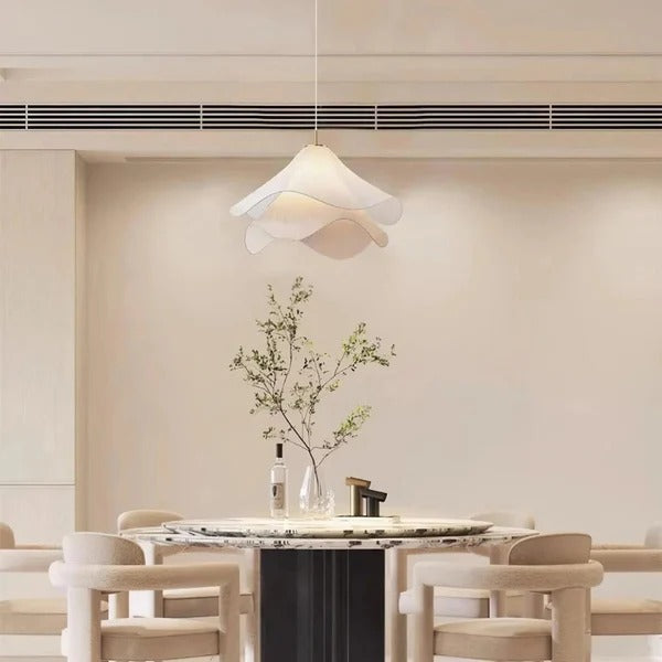 Illuminez votre intérieur avec la suspension LED en forme de fleur en tissu blanc