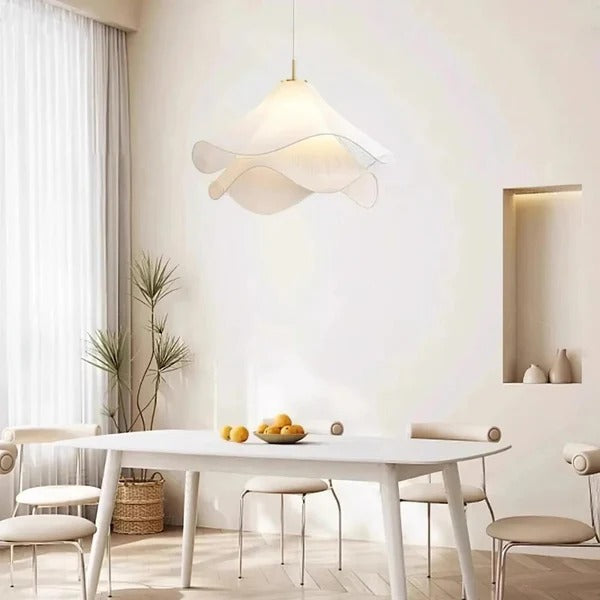 Illuminez votre intérieur avec la suspension LED en forme de fleur en tissu blanc