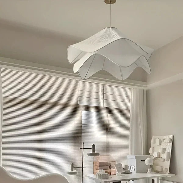 Illuminez votre intérieur avec la suspension LED en forme de fleur en tissu blanc