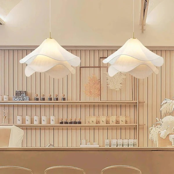 Illuminez votre intérieur avec la suspension LED en forme de fleur en tissu blanc