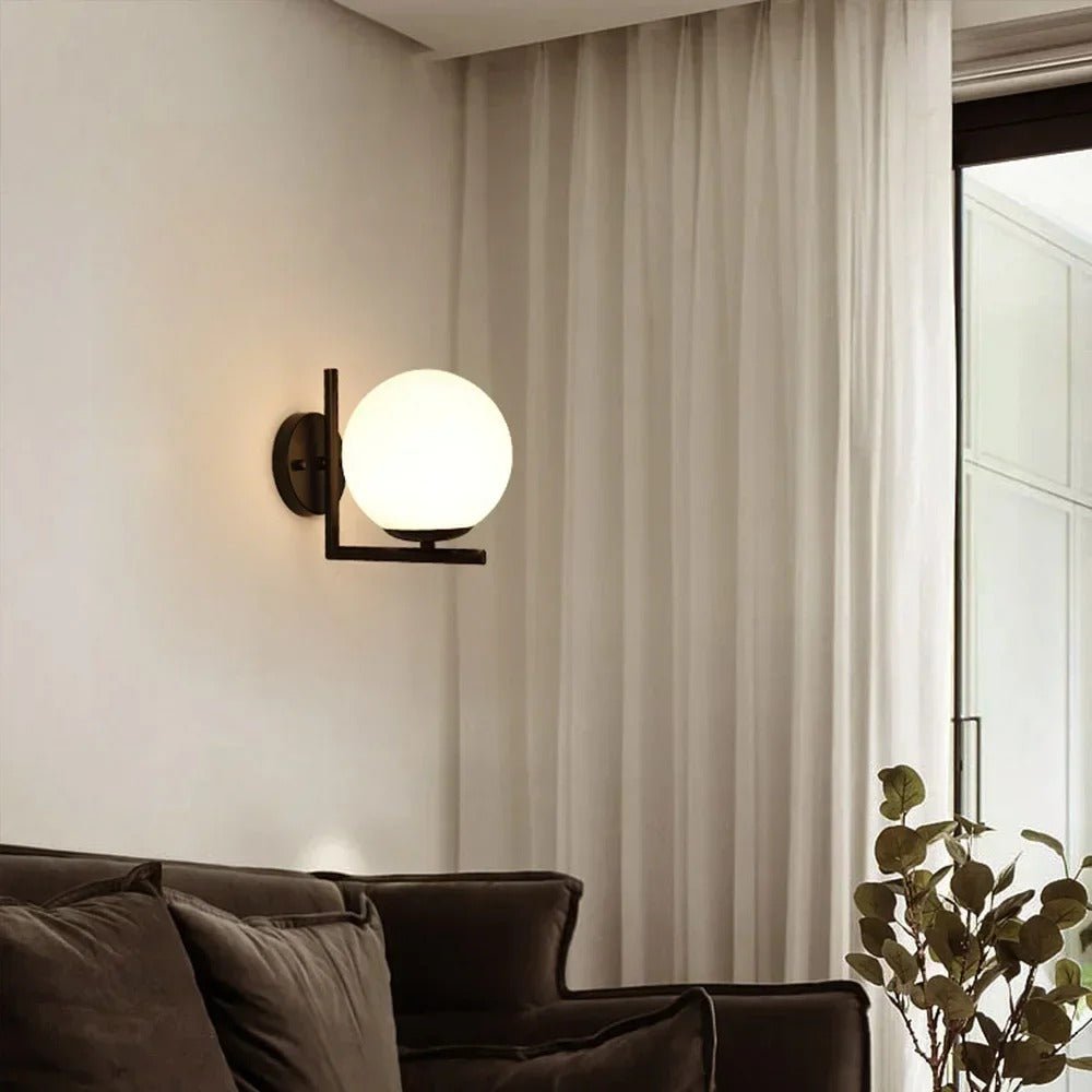 Applique murale en globe de verre avec cadre métallique
