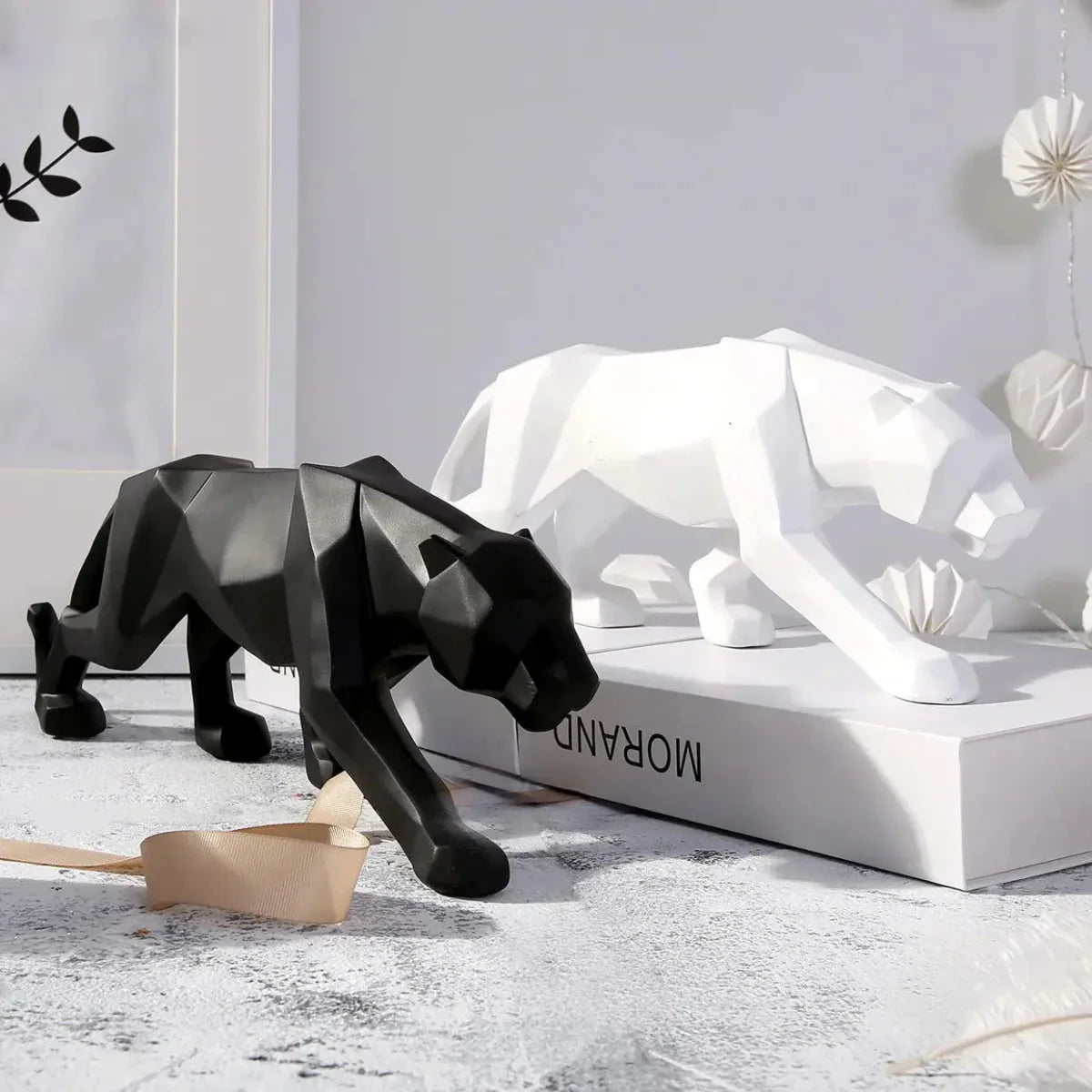Sculpture de panthère en résine minimaliste