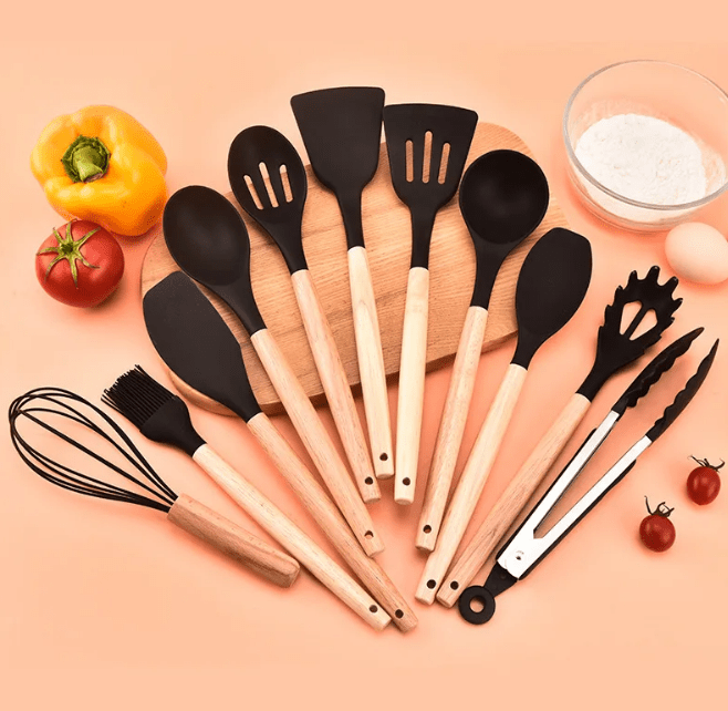 Set d’ustensiles de cuisine en silicone sans BPA et non toxique avec manches en bois.