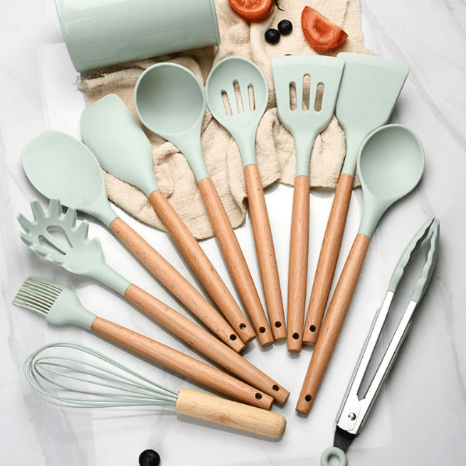 Set d’ustensiles de cuisine en silicone sans BPA et non toxique avec manches en bois.
