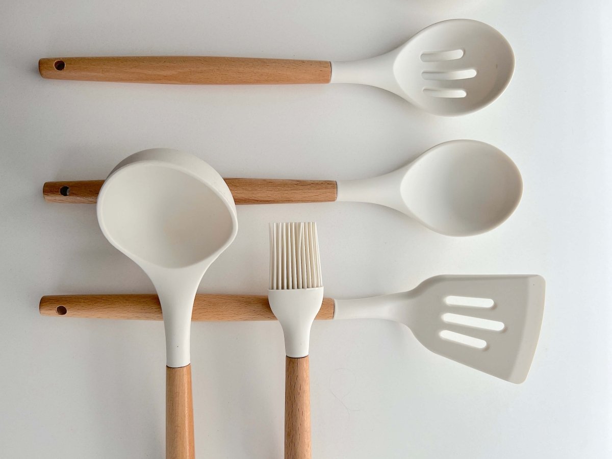 Set d’ustensiles de cuisine en silicone sans BPA et non toxique avec manches en bois.