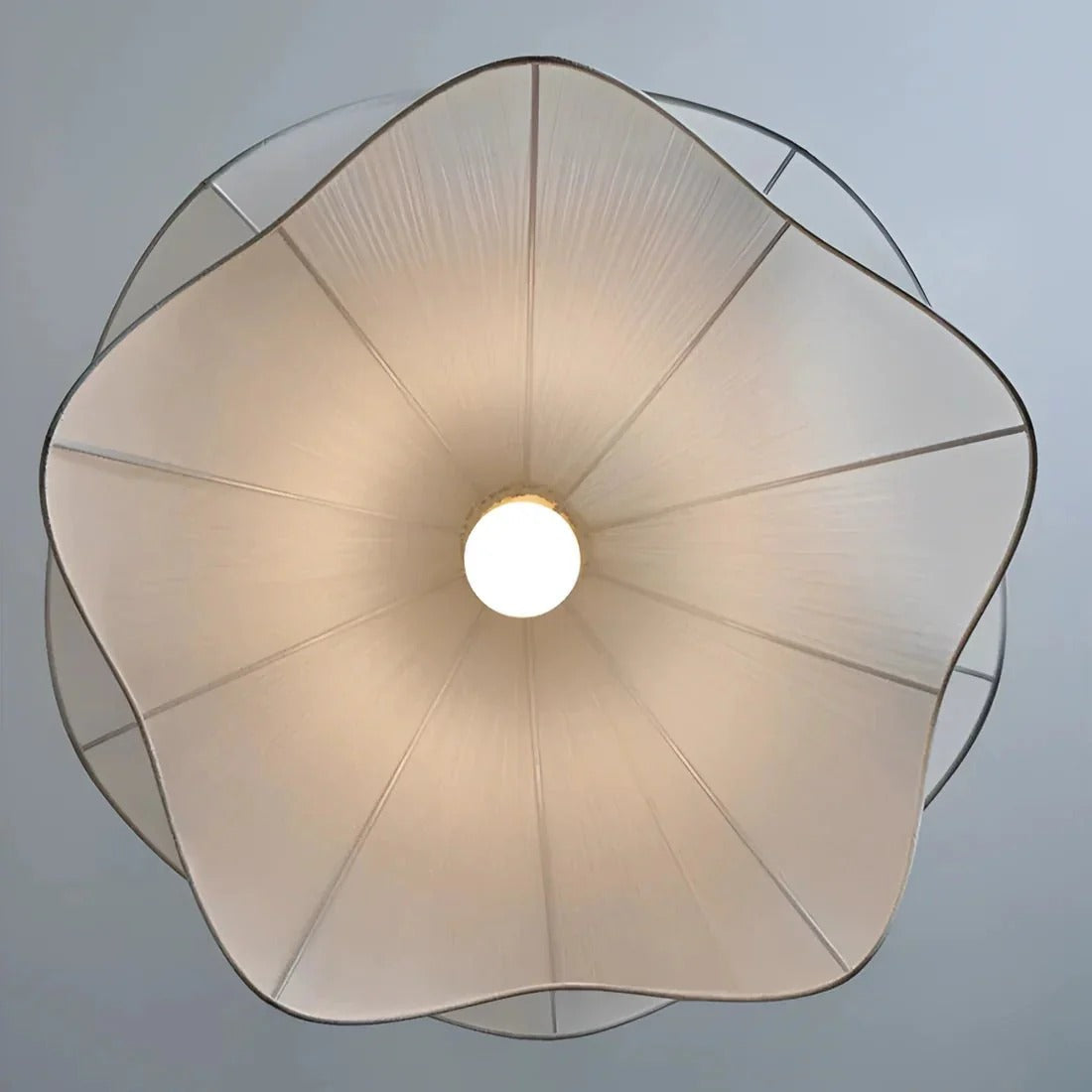 Illuminez votre intérieur avec la suspension LED en forme de fleur en tissu blanc