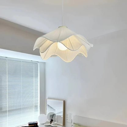 Illuminez votre intérieur avec la suspension LED en forme de fleur en tissu blanc