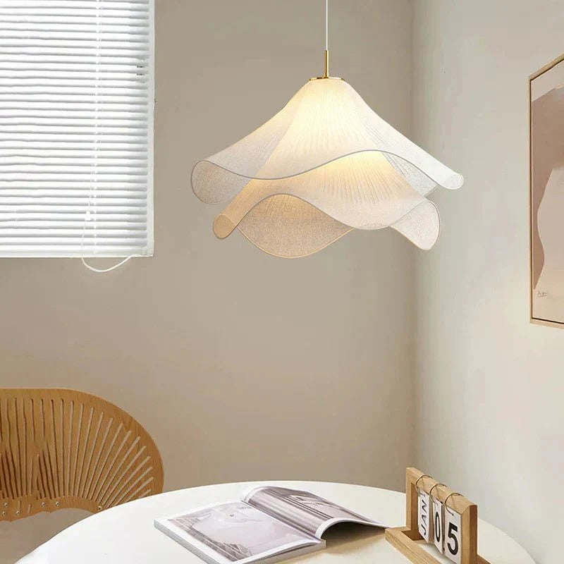 Illuminez votre intérieur avec la suspension LED en forme de fleur en tissu blanc
