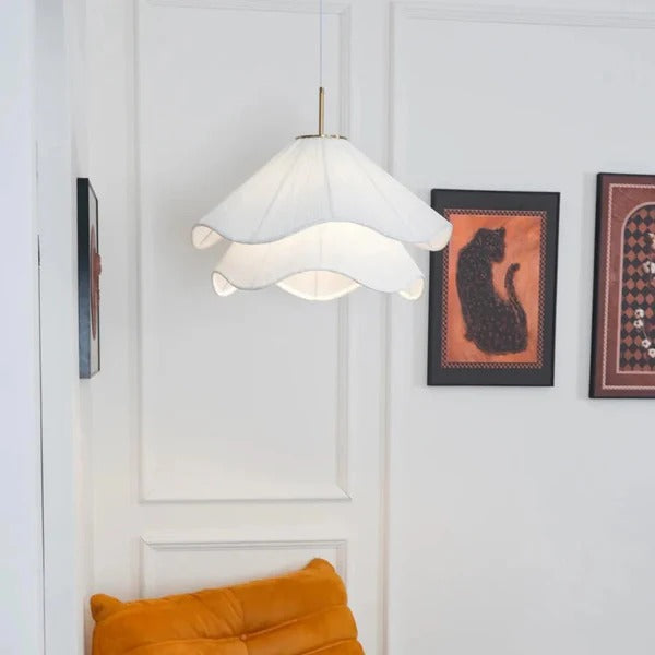 Illuminez votre intérieur avec la suspension LED en forme de fleur en tissu blanc