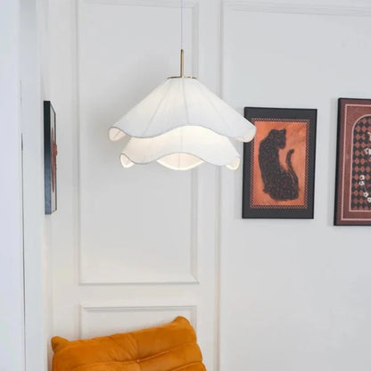 Illuminez votre intérieur avec la suspension LED en forme de fleur en tissu blanc