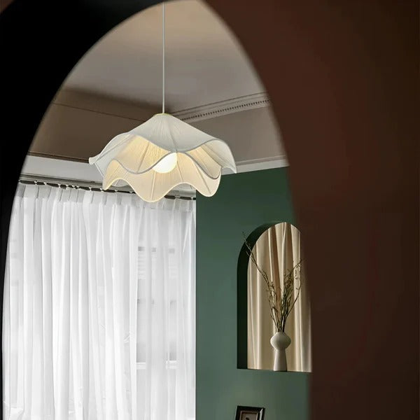 Illuminez votre intérieur avec la suspension LED en forme de fleur en tissu blanc