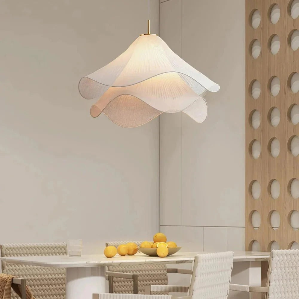 Illuminez votre intérieur avec la suspension LED en forme de fleur en tissu blanc
