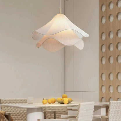 Illuminez votre intérieur avec la suspension LED en forme de fleur en tissu blanc