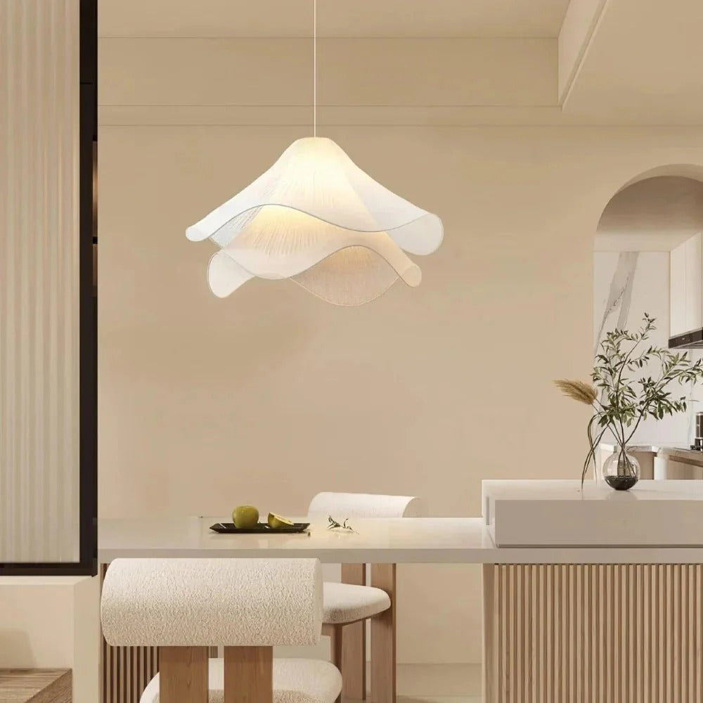 Illuminez votre intérieur avec la suspension LED en forme de fleur en tissu blanc