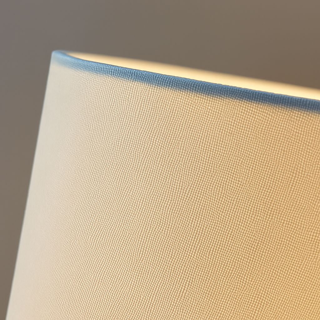 Lampadaire classique en bois avec abat-jour en tissu blanc