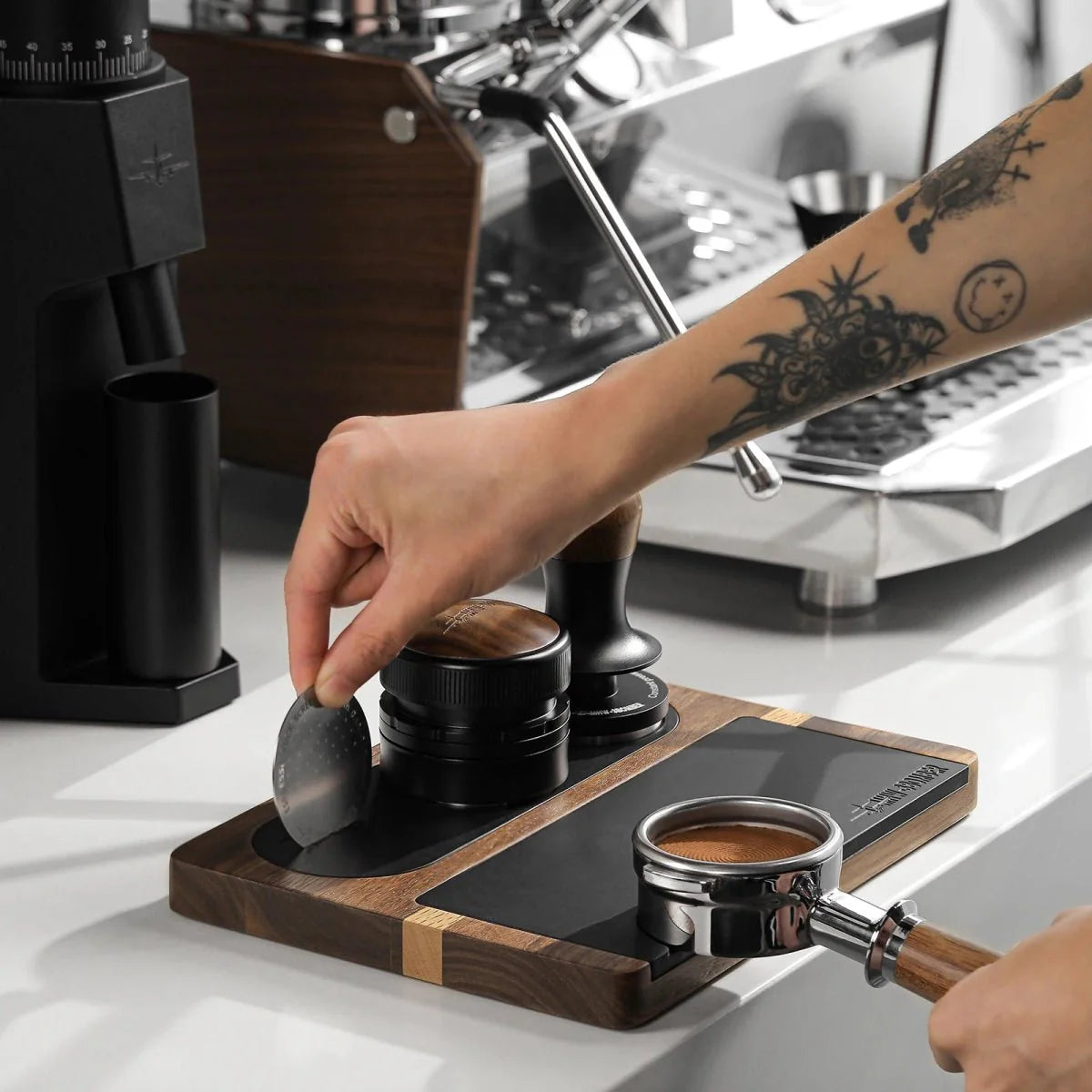 Station de tassage pour espresso - Bois avec tapis en silicone