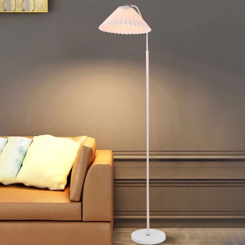 Lampadaire avec abat-jour en tissu plissé
