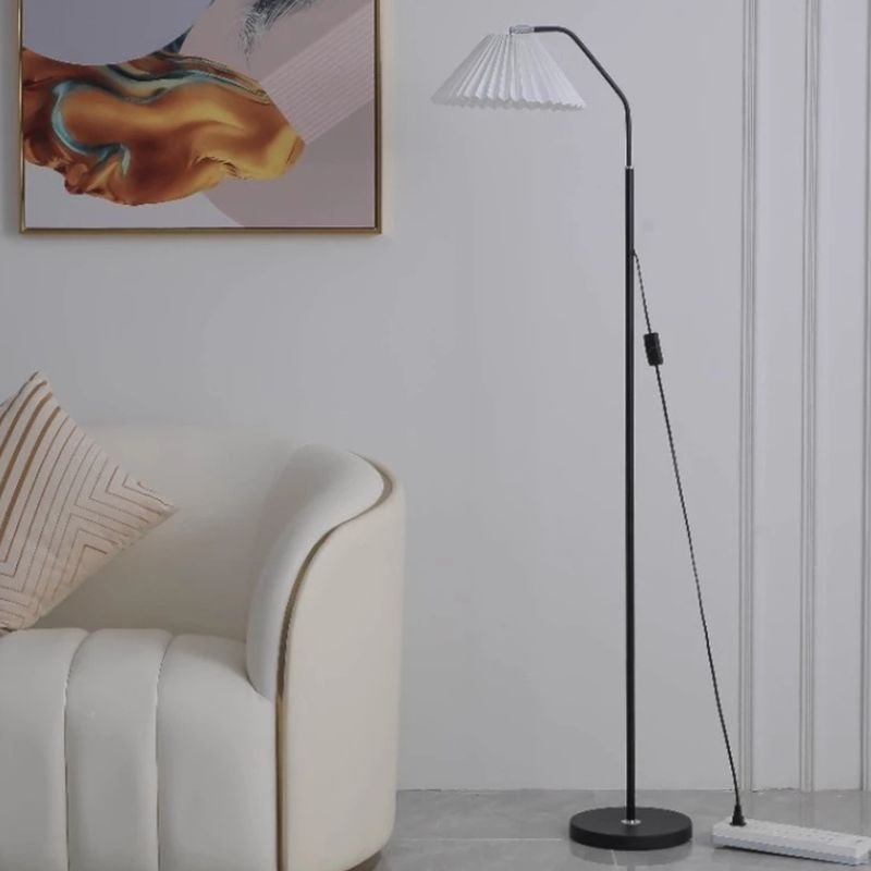 Lampadaire avec abat-jour en tissu plissé