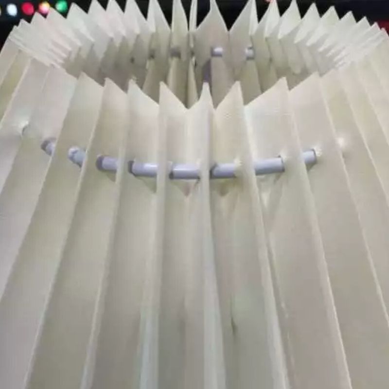 Lampadaire avec abat-jour en tissu plissé