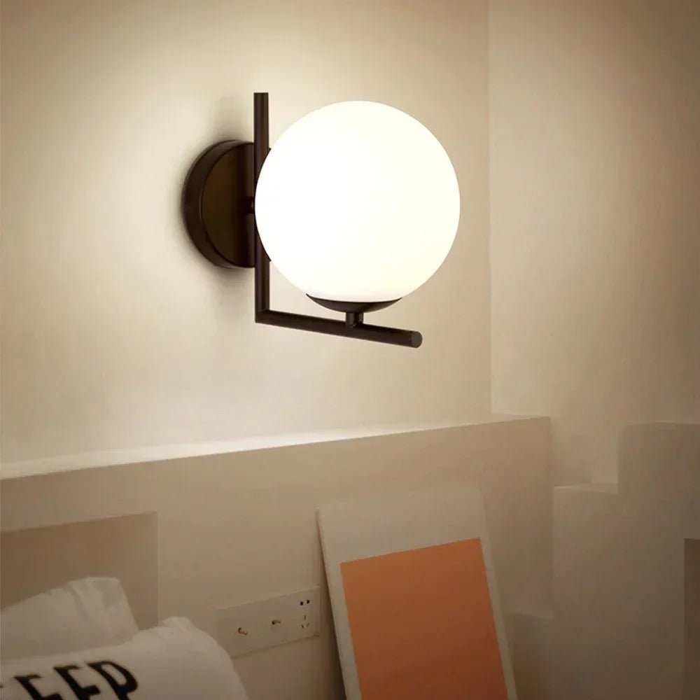 Applique murale en globe de verre avec cadre métallique