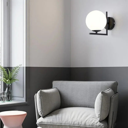 Applique murale en globe de verre avec cadre métallique
