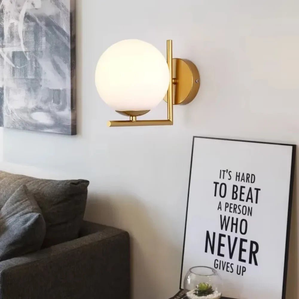 Applique murale en globe de verre avec cadre métallique
