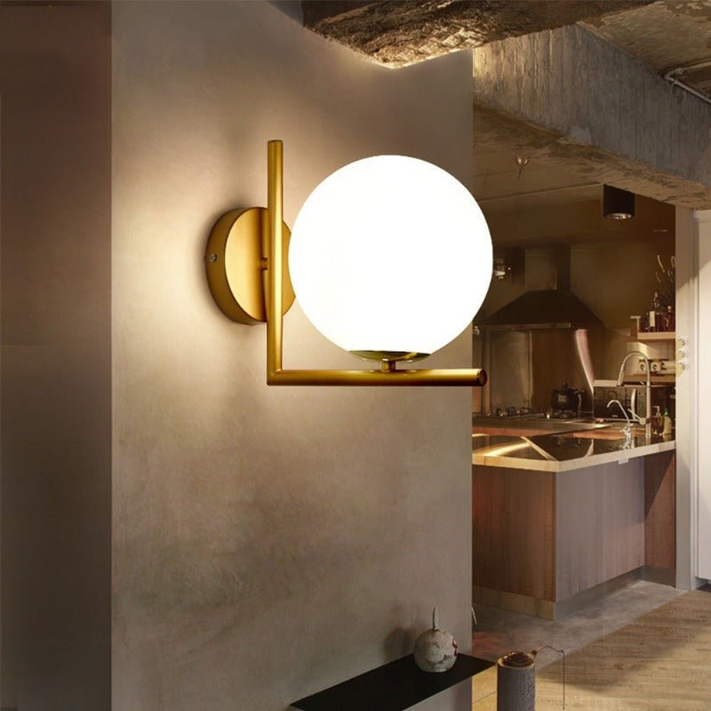 Applique murale en globe de verre avec cadre métallique