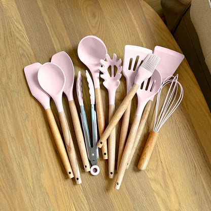 Set d’ustensiles de cuisine en silicone sans BPA et non toxique avec manches en bois.