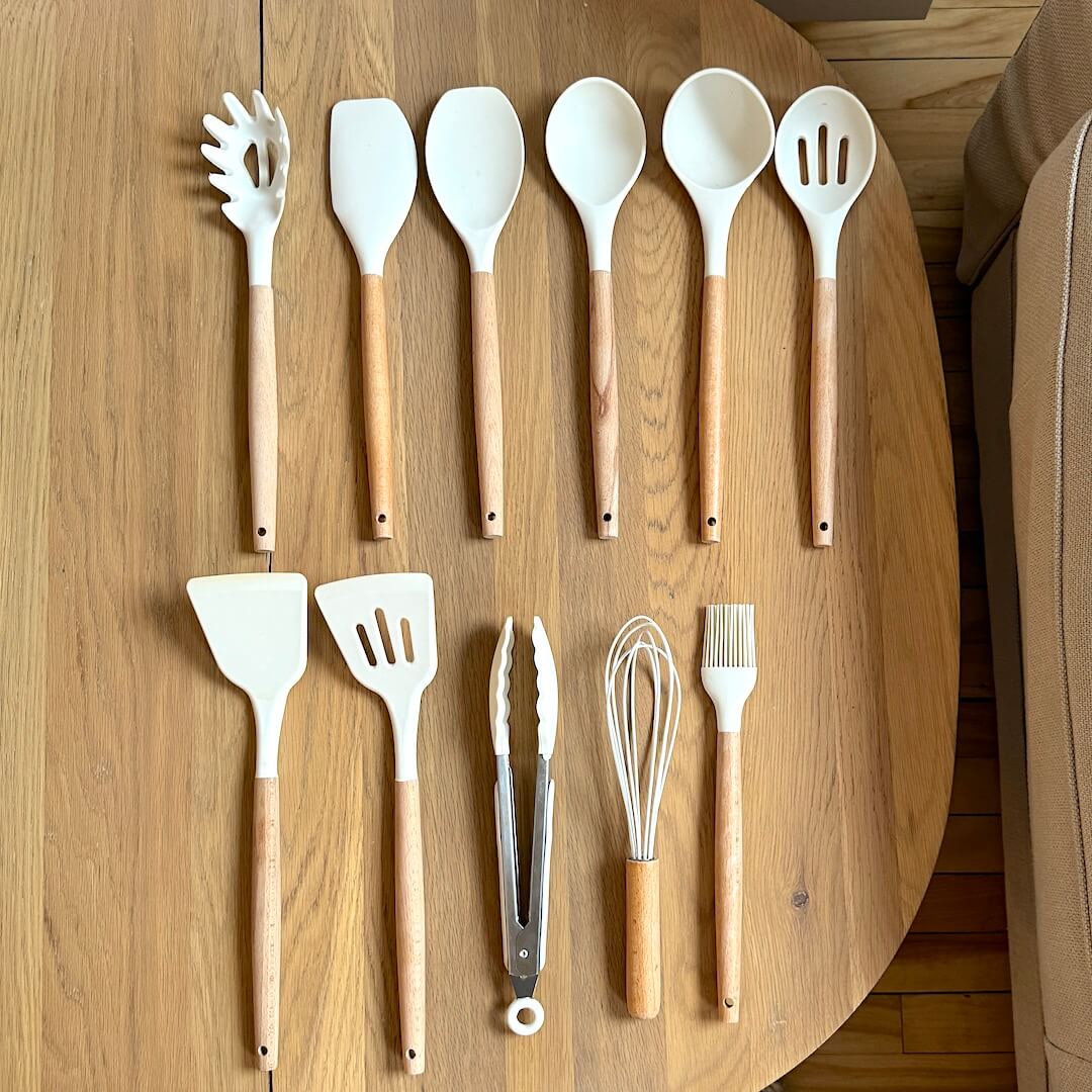 Set d’ustensiles de cuisine en silicone sans BPA et non toxique avec manches en bois.
