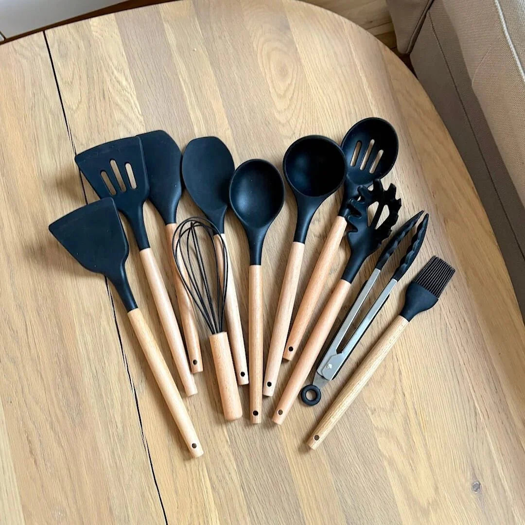Set d’ustensiles de cuisine en silicone sans BPA et non toxique avec manches en bois.