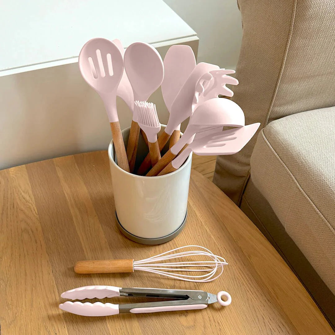 Set d’ustensiles de cuisine en silicone sans BPA et non toxique avec manches en bois.