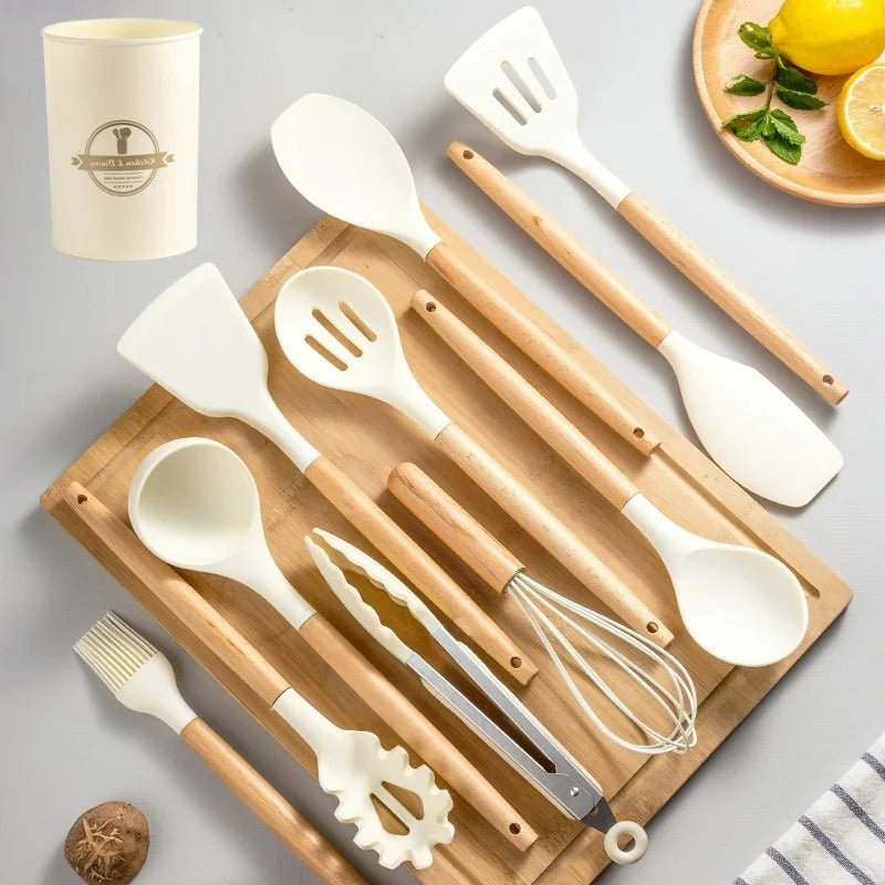 Set d’ustensiles de cuisine en silicone sans BPA et non toxique avec manches en bois.