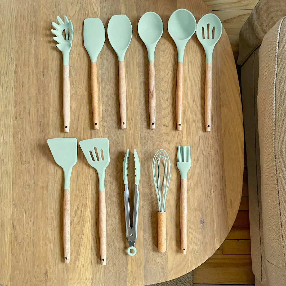 Set d’ustensiles de cuisine en silicone sans BPA et non toxique avec manches en bois.