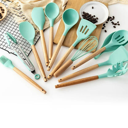 Set d’ustensiles de cuisine en silicone sans BPA et non toxique avec manches en bois.