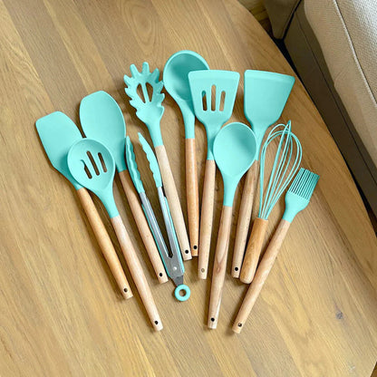 Set d’ustensiles de cuisine en silicone sans BPA et non toxique avec manches en bois.