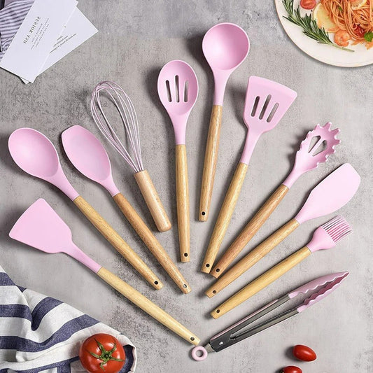 Set d’ustensiles de cuisine en silicone sans BPA et non toxique avec manches en bois.