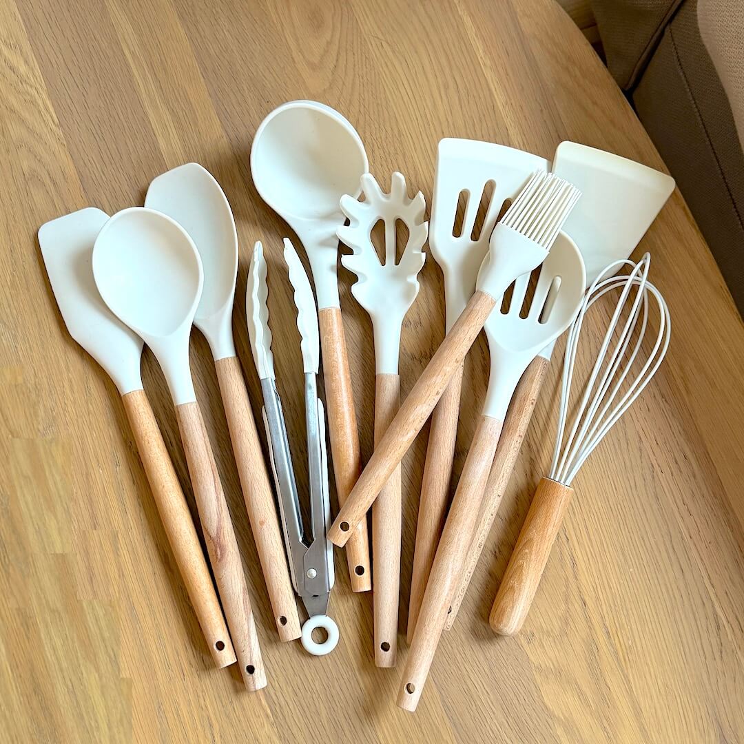 Set d’ustensiles de cuisine en silicone sans BPA et non toxique avec manches en bois.