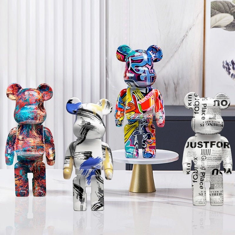 Sculpture d’ours en résine avec design graffiti et art de rue